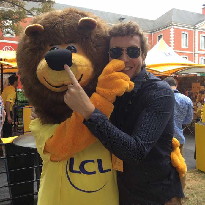 Mathieu2M's tweet photo. @MaillotjauneLCL 
Compagnon du Tour ! (Village Départ : Seraing)
#TDF2015 http://t.co/xJmvm7Mzbk