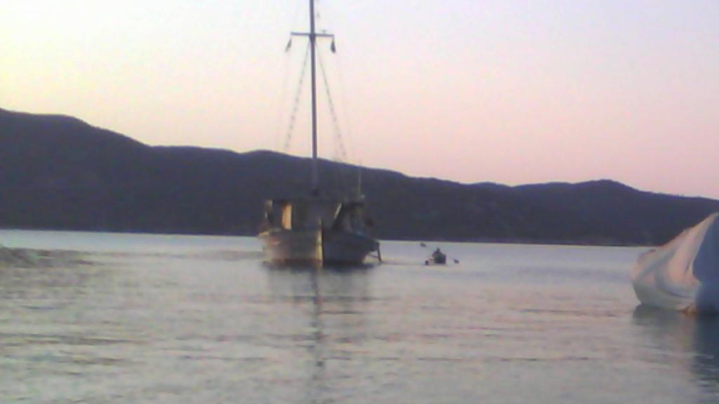 antoniagravvan1's tweet photo. Mein Couseng ist von Schiff gesprungen http://t.co/v6nLJTVwBU