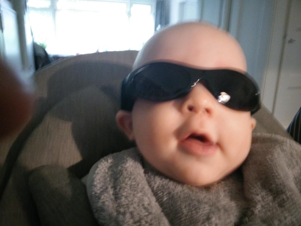 minidroesjka's tweet photo. Net als papa. Altijd met zonnebril http://t.co/TfDK1QaZSC