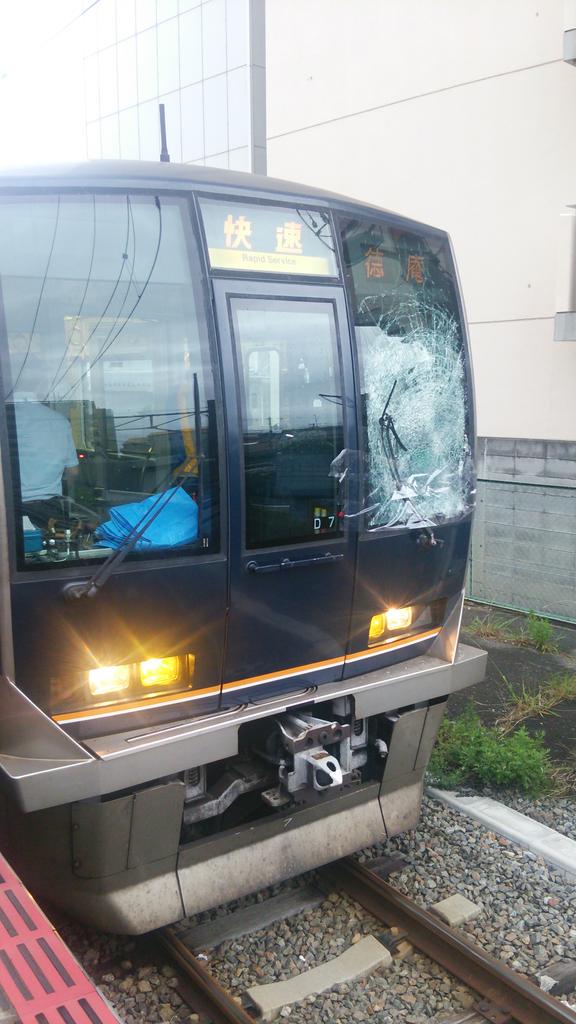 アーマード金閣寺 現場情報まとめ 学研都市線 鴻池新田駅で人身事故 車両のフロントガラスが破損 7 8 Naver まとめ Http T Co K6o4uknbtc Http T Co 41pi8ohx5w