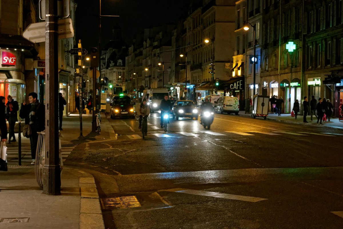 Avantage éclairage <a href="/Velib/">Vélib' </a> 2/2 Paris #Villelumière = beaucoup se passent de phare la nuit, mais qui voit ce cycliste ?