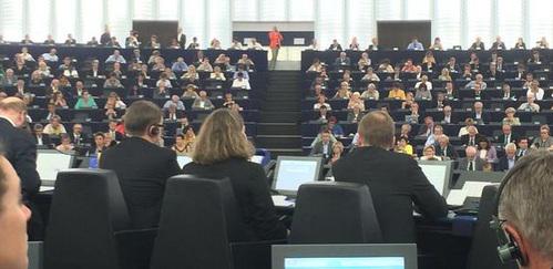 PE_FRANCE's tweet image. L'hémicycle du @Europarl_FR rempli pour le débat crucial sur l'avenir de la #Grèce &amp;amp; de la #ZoneEuro avec A. #Tsipras