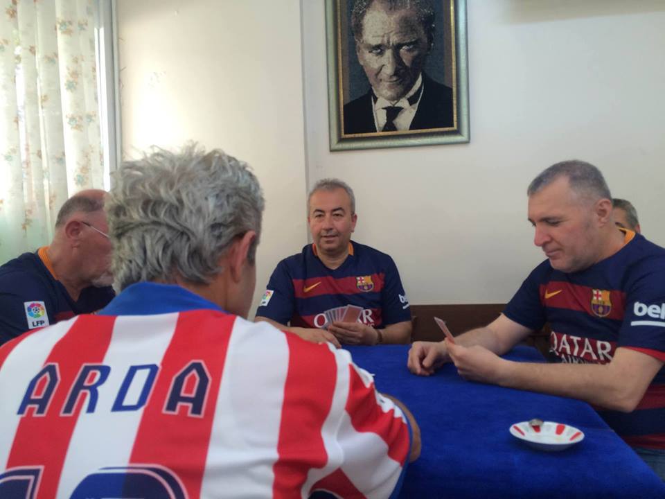 tribundengs's tweet photo. Arda'nın Barça'ya transferi sonrası, doğup büyüdüğü Bayrampaşa'da vatandaşlar Barcelona forması giymeye başladı. http://t.co/JfgVcc5yqr