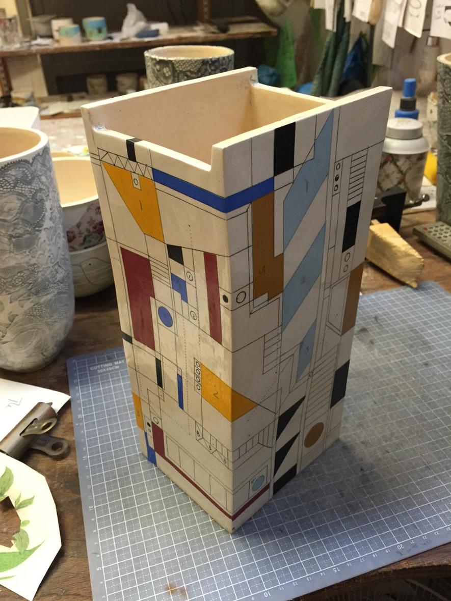 LeePH68's tweet image. #decal ing #geometric #slabpot #ceramics #pottery #WIPWednesday @ManchesterCraft