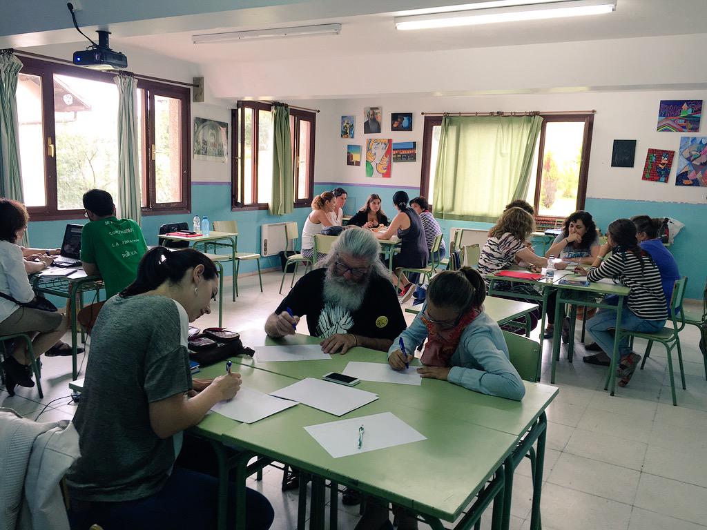 laubosc's tweet photo. En faena trabajando por grupos interactivos #taller8a12 #42CongresoMCEP http://t.co/L4hwQtbm3f