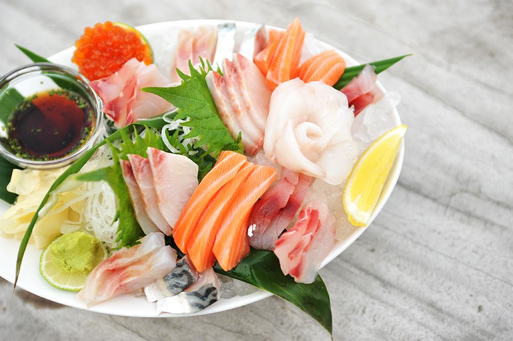 Overheerlijk: onze Sashimi Bowl met maar liefst 30 stuks sashimi. Met wie zou jij deze schaal willen delen?