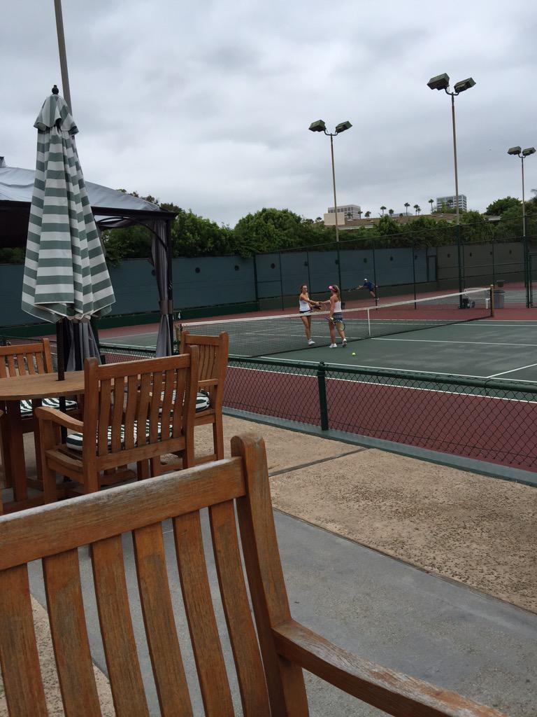 Dunk moves into Semi's, 6-2, 6-4