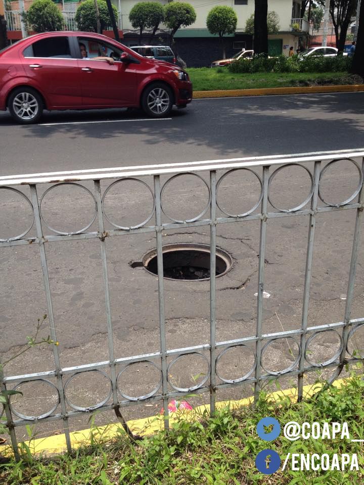 Coapa_'s tweet photo. Coladera sin tapa en Acoxpa dirección al estadio azteca justo antes de la entrada al Sams club @072CDMX http://t.co/iiJao042Mg