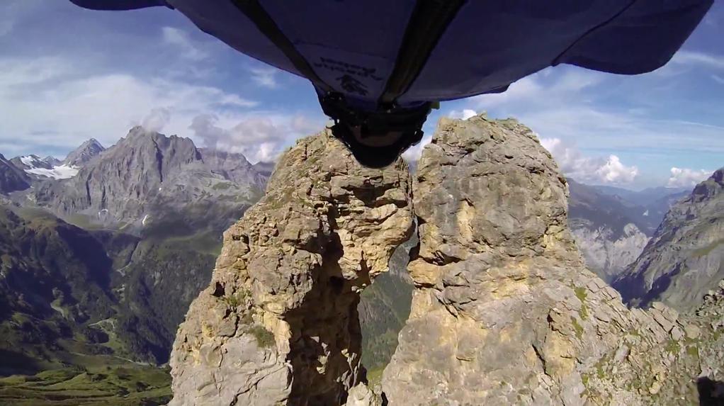 DeevyLab's tweet image. Did you see this crazy man in a wingsuit flight through a 2 meter cave?! 
deevylab.com/2015/07/02/win…