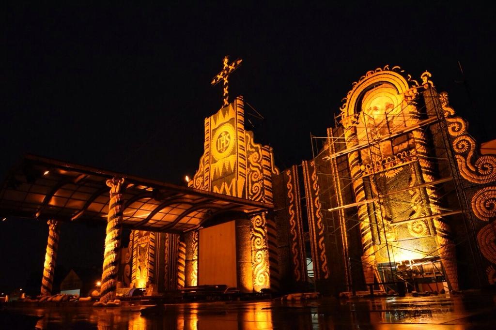 PresidenciaPy's tweet photo. #PapaEnPy El imponente retablo donde el @Pontifex_es celebrará misa este domingo. Obra hecha con frutos de la tierra. http://t.co/8byeJGhe4E