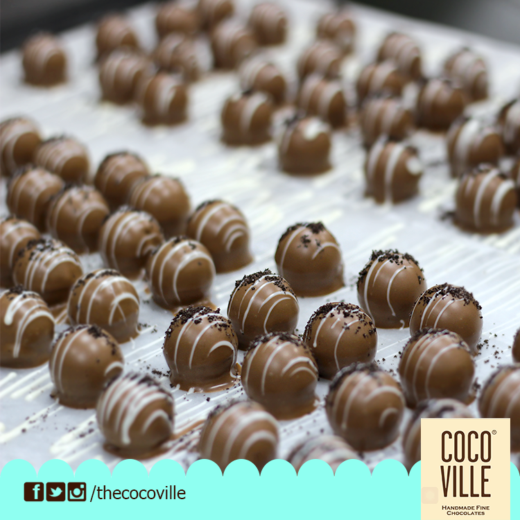 thecocoville's tweet photo. #CocoFact: It takes approx 400 #Cacao beans to make 1 pound of #chocolate (around 450 gm) http://t.co/Sl66OavUpf