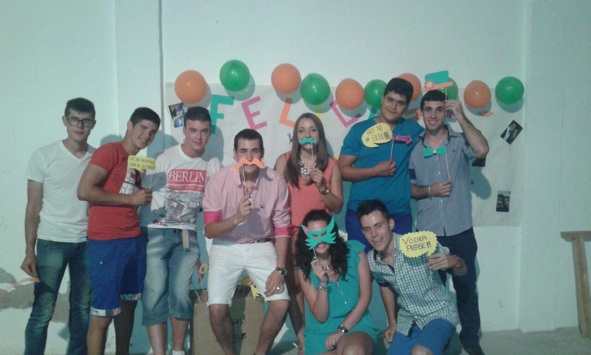 bonypelotas's tweet photo. Buen cumpleaños,  con buenos amigos. @Miguekasty http://t.co/nbHGLMF7zE