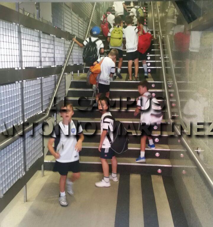 CampusAMartinez's tweet photo. Hoy nuestros chicos han visitado el Santiago Bernabéu. Aquí os dejamos algunas imágenes dentro del estadio. http://t.co/4y3hAmM7Kl