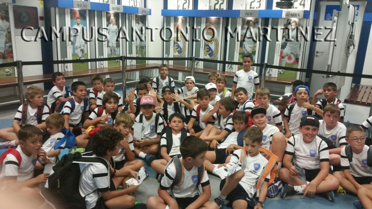 CampusAMartinez's tweet photo. Hoy nuestros chicos han visitado el Santiago Bernabéu. Aquí os dejamos algunas imágenes dentro del estadio. http://t.co/4y3hAmM7Kl