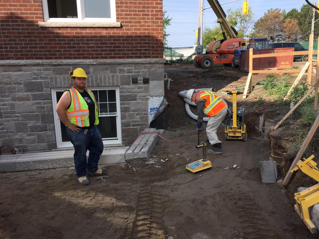Paver_King's tweet image. #HardscapeRobFord making sure the #CompactionTest on this @Navascape #GrandeWall goes smooth #98%AllDayLong