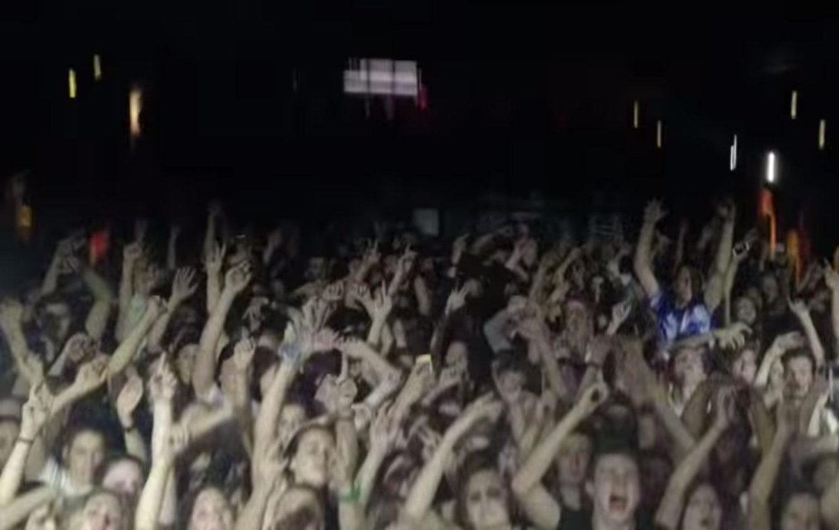 Beat Drop of the Day: Australian DJs Troll Crowd at Show With Slow Song thedailywh.at/2015/07/beat-d…