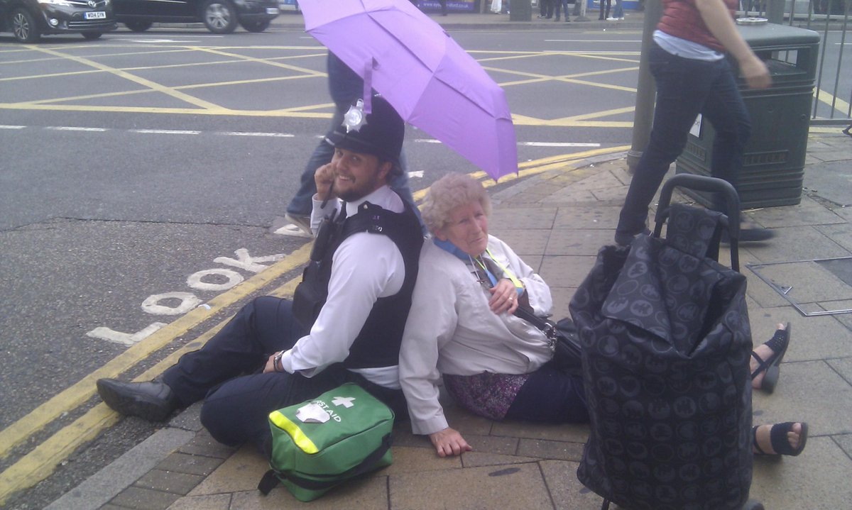 MPSRedbridge's tweet image. You can lean on me...lady doing well, back on her feet, luckily not too injured. Now being cared for by the Red Cross