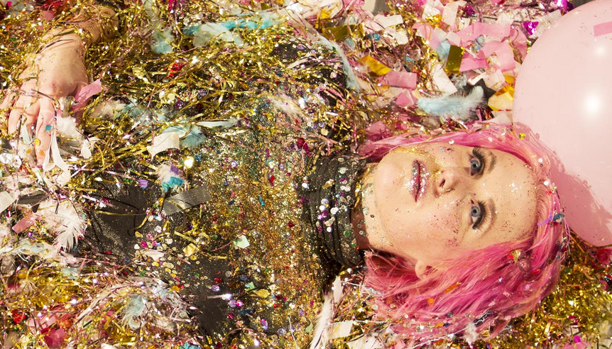 Toronto's Bossie (<a href="/bossieperson/">Anne Douris</a>) make huge synth-pop &amp; their debut video is covered in glitter diymag.com/2015/07/08/tor…