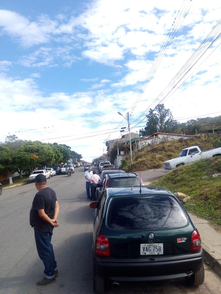 LAVM2013's tweet photo. @lateja_corrida estación de servicio los clemones michelena unos 300carros adelante http://t.co/ESd0v8ah1X