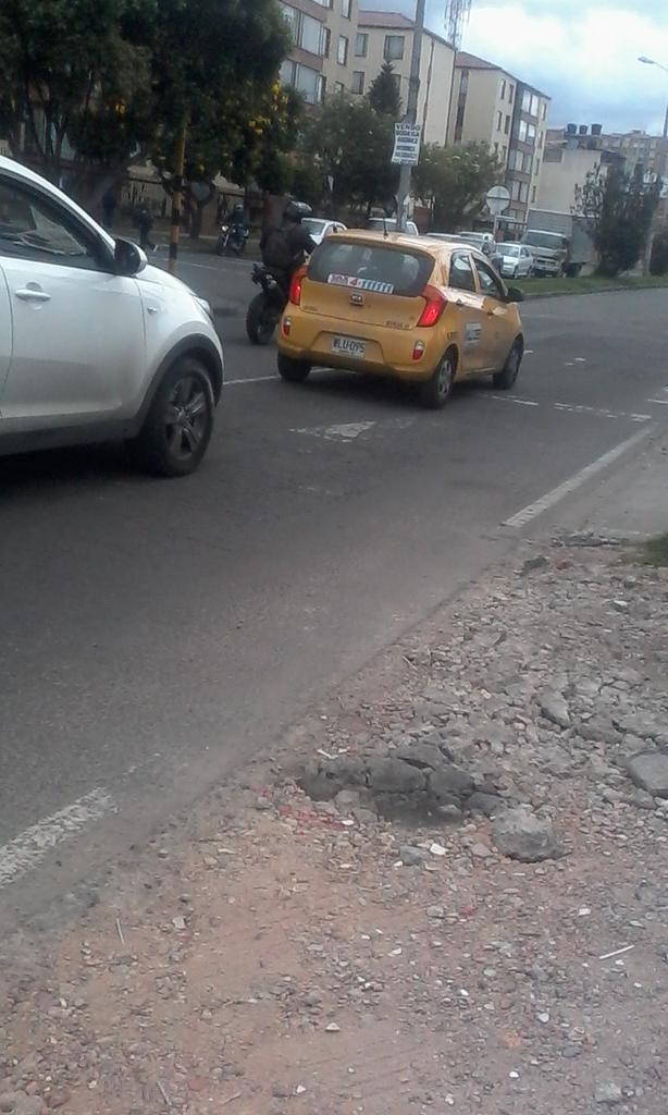electroferagua's tweet photo. @fariasdenuncie motocicleta sin placa por plena calle 138 con 49 como si nada, donde esta la policía de transito http://t.co/BZclZOlaYn