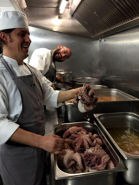 PULPO FICTION REPRISE?shuffle.gelinaz.com/restaurant/mik… <a href="/gaston_acurio/">Gaston Acurio</a> <a href="/omnivorusq/">Javier Masías</a> <a href="/Nicholasgill/">Nicholas Gill</a> <a href="/GastroRosaRivas/">Rosa Rivas</a> <a href="/PhilippeRegol/">Philippe Regol</a>