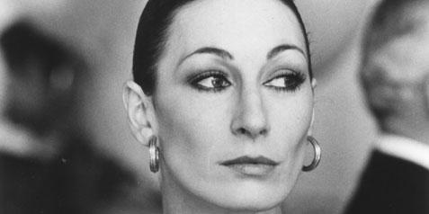 Happy 64th birthday to Anjelica Huston! Loved her best in The Grifters, Prizzi\s Honor & Enemies: A Love Story. 