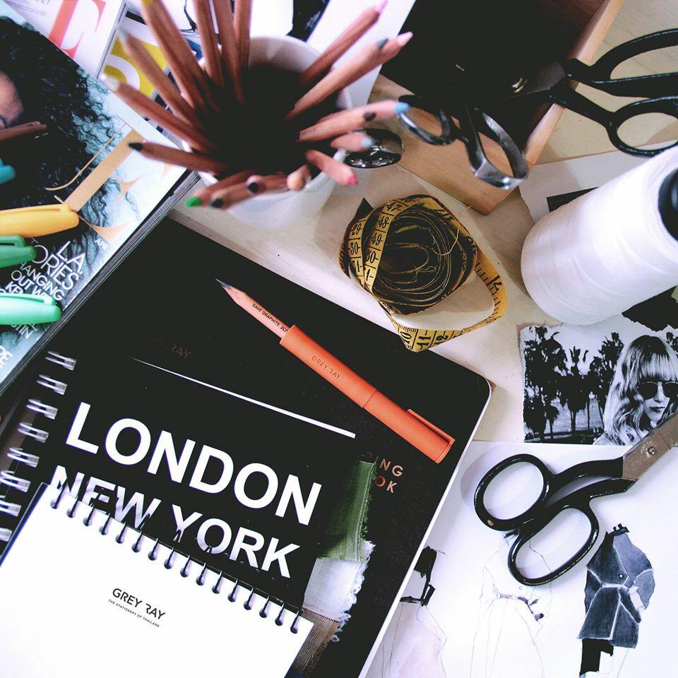 greyraythailand's tweet image. 【新色】Drawing Out 鉛筆エクステンダー (オレンジ色) 

#greyray #bungu #drawingout