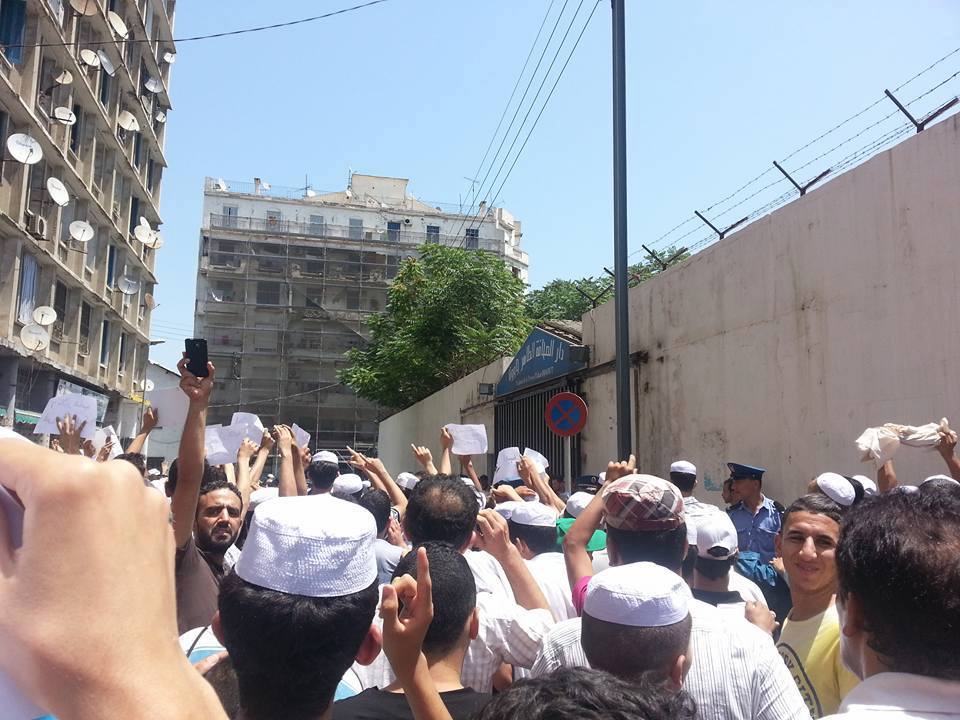 Elgoualdz's tweet photo. Impressionnant rassemblement des mozabites à Alger: «Nous voulons une intervention de l'armée» http://t.co/V9SJ8tzir1 http://t.co/zwYd48C9mk