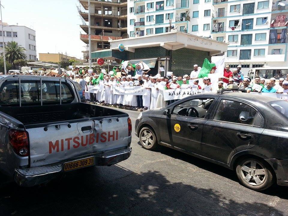 Elgoualdz's tweet photo. Impressionnant rassemblement des mozabites à Alger: «Nous voulons une intervention de l'armée» http://t.co/V9SJ8tzir1 http://t.co/zwYd48C9mk