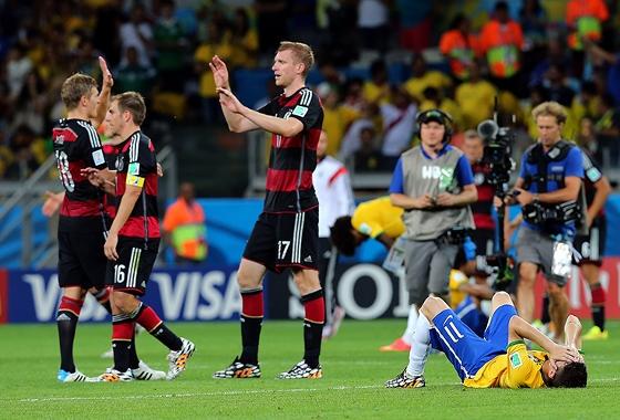 _nestedia_'s tweet photo. Em 2014, acontecia uma das maiores humilhações da história do futebol. A ALE goleou o BRA por 7-1 nas semis da CM. http://t.co/B7Oz14xPiU