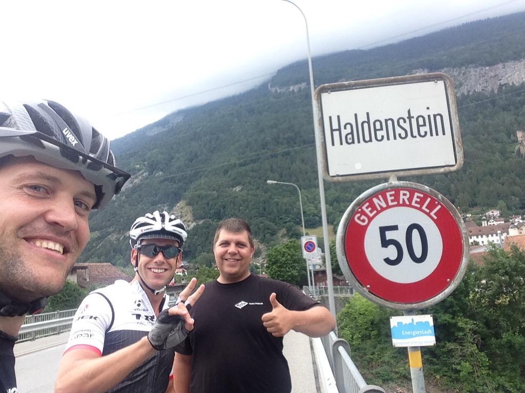 retofoxfehr's tweet photo. Das schönste Dorf am Rhein - Haldenstein! Das gibt die Nummer 52. ihr seht, mit Begleitung: Danke @RikliChris! #TddS http://t.co/mRTmuzqvoW