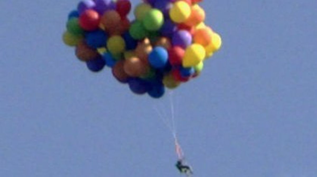 DeevyLab's tweet image. Did you see the man that attached himself to 110 Helium Ballons?
deevylab.com/2015/07/08/man…