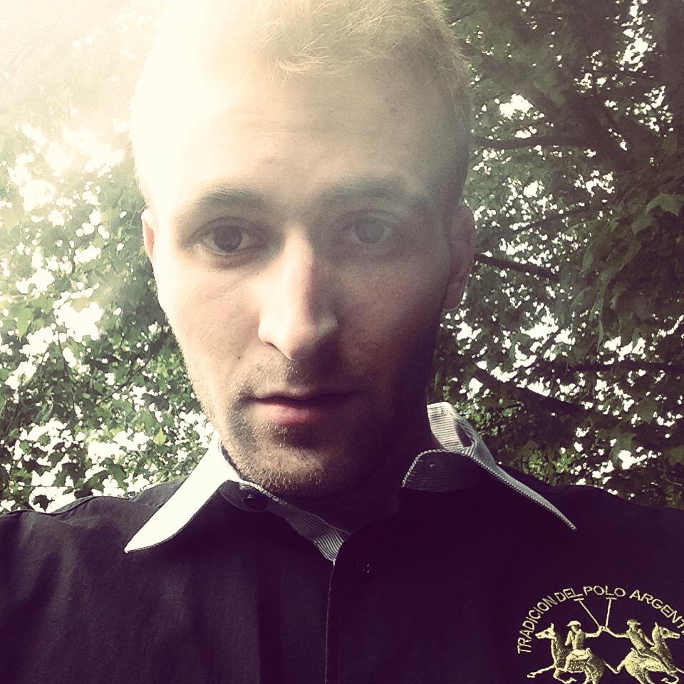 YDeekn's tweet photo. @moneyboyglogang der boy trägt das la Martina Hemd / währenddessen arschfick im Dalmatina Camp http://t.co/vfedSf0TUk