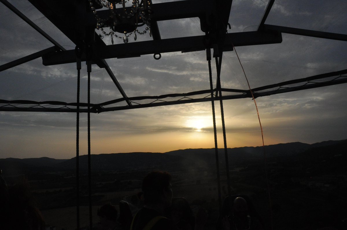 ditses's tweet photo. Saborear un delicioso menú de @CATERINGGIRONA a 50m. de altura con #dinnerinthesky @ditses ... no tiene precio!! http://t.co/FnjajNSuux