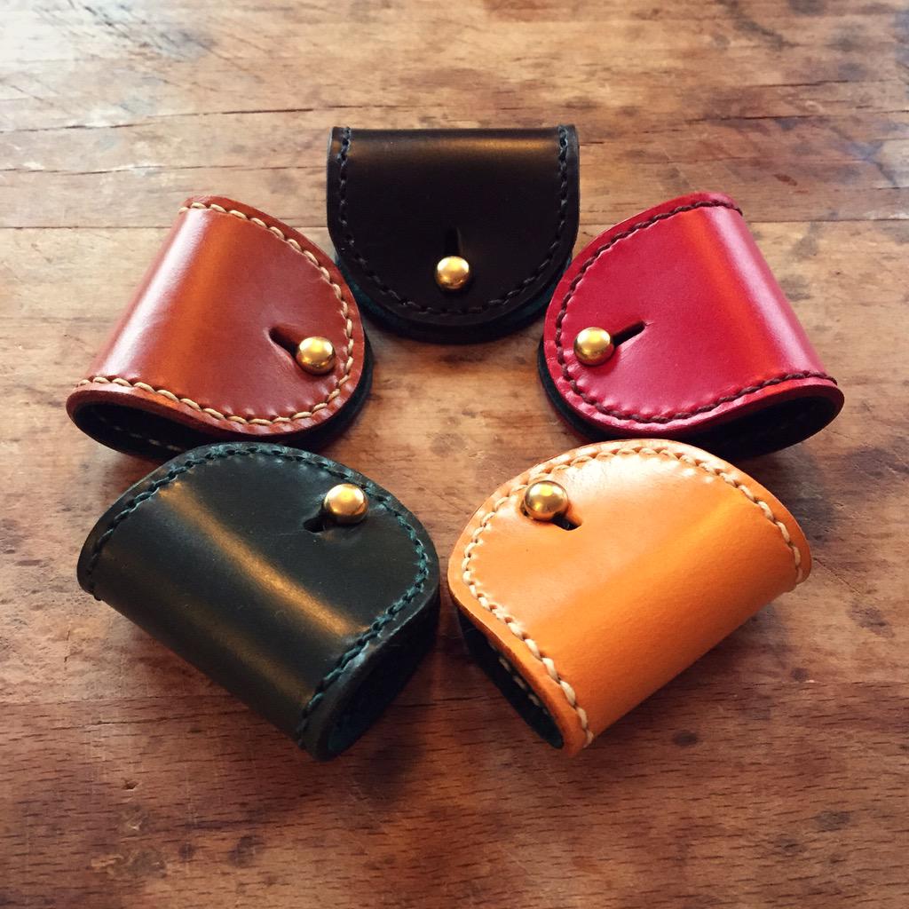 HansonOfLondon's tweet photo. HANSON OF LONDON hand stitched leather #cabletidy with racing green goat suede lining #buybritish #britishleather 💛 http://t.co/7hiUyFgosD