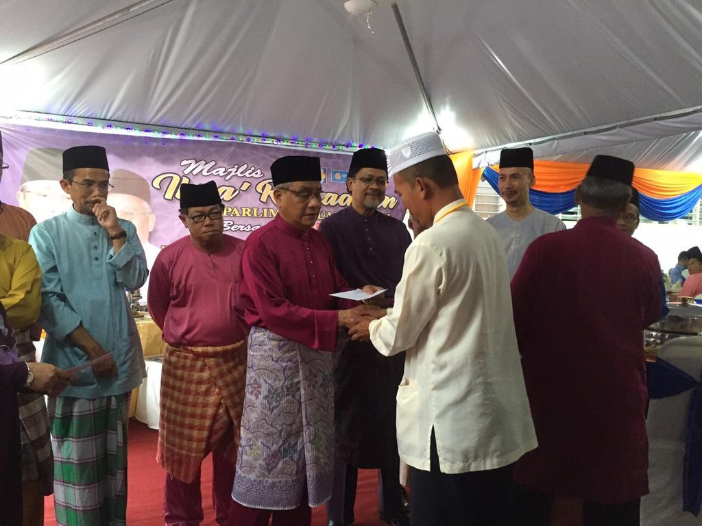 HasanMalekKP's tweet photo. Bersama masyarakat Kariah Kepis Hilir, Johol, KP. Berbuka puasa &amp; bertarawikh serta menyampaikan zakat kepada asnaf. http://t.co/2pyy4w6q83