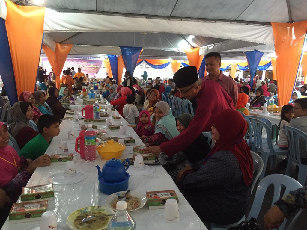 HasanMalekKP's tweet photo. Bersama masyarakat Kariah Kepis Hilir, Johol, KP. Berbuka puasa &amp; bertarawikh serta menyampaikan zakat kepada asnaf. http://t.co/2pyy4w6q83