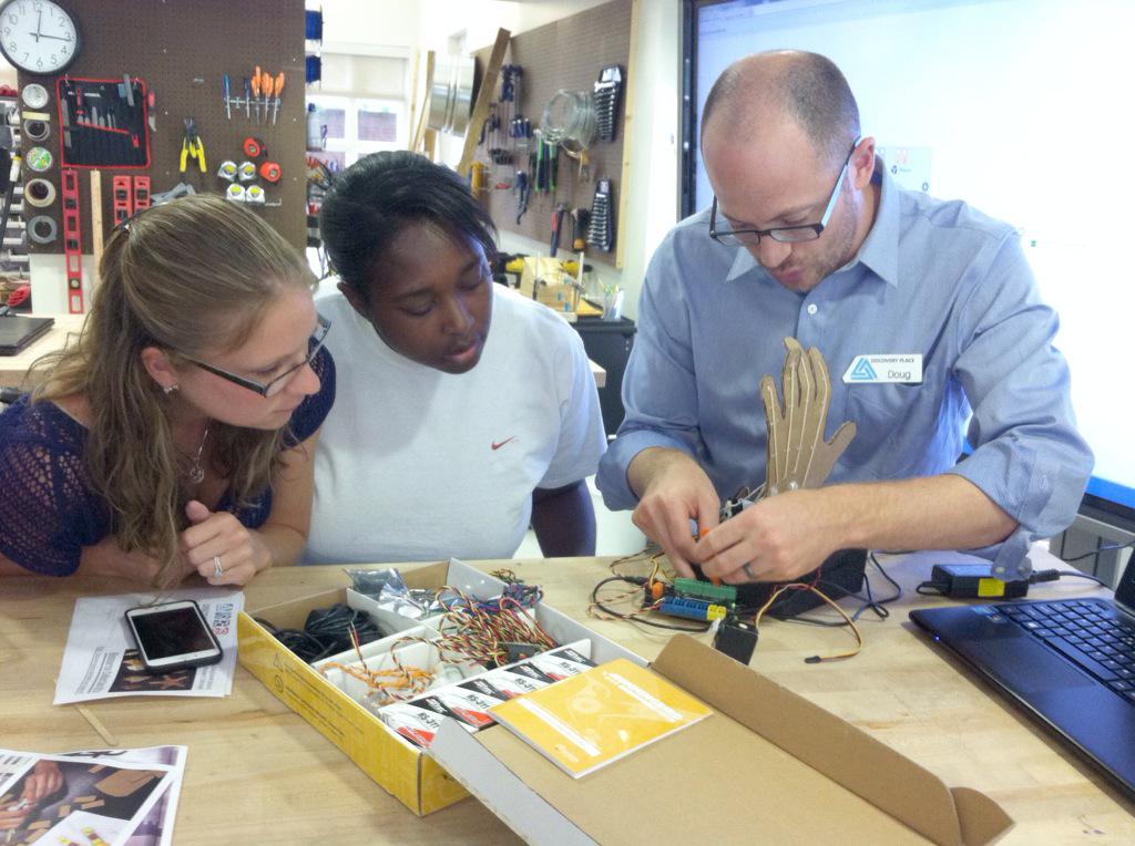owensscience's tweet photo. Teachers+@birdbraintech hummingbird Robotics = Biology Meets Makerspace fun! 
@BTGConference #BiogenIdec 
#STEM Grant http://t.co/2WOU1LWUt0