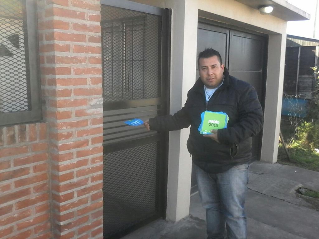 Gestion Villa Elvira con Juliana Alfonsin y compañeros caminando Villa Elvira.