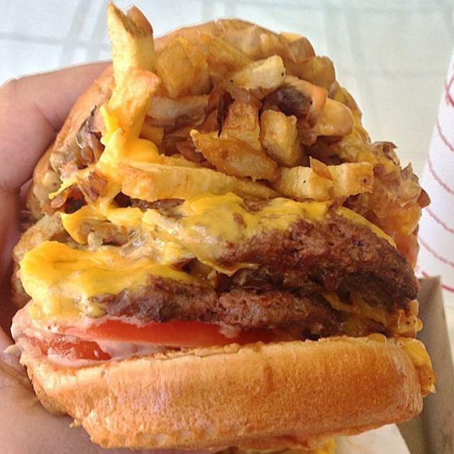 foodbeast's tweet image. #monkeystyle burger from #innout always gets me my pant region on SWOLLLL || #foodbeast 📷 … ift.tt/1LaIdzr