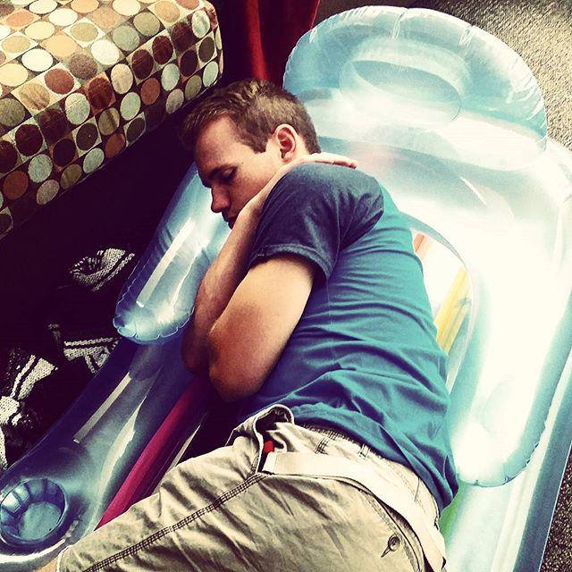 NowByu's tweet image. At byunow.com -- We do college right #poolfloatie #roomates #college #byu #byu