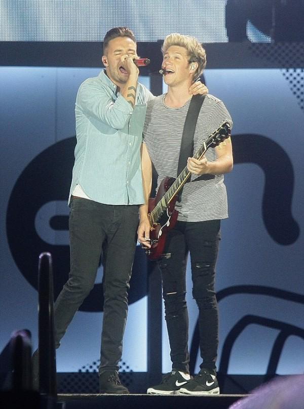 PaigeDenim's tweet photo. .@NiallOfficial of One Direction performed in our destructed skinnies while on tour last week. #LIVEINIT http://t.co/Ae0A7fXC7W