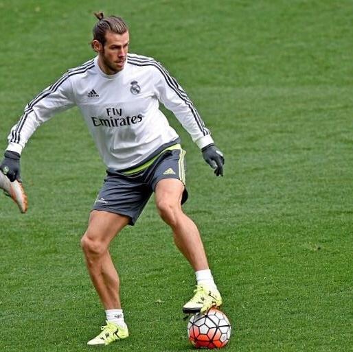 BaleGirls11's tweet photo. HAPPY BDAY TO THE BEST FOOTBALL PLAYER! HAVE A GOOD DAY HERO AND BEST WISHES! @GarethBale11 http://t.co/YI77pvHDDo