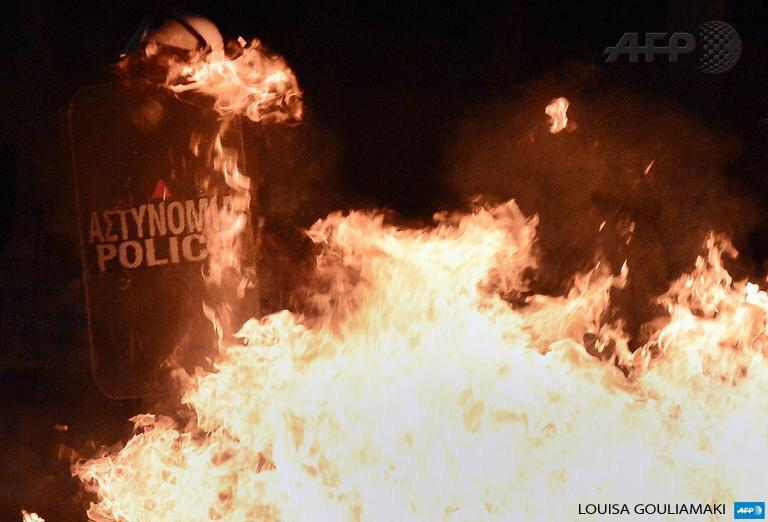 guyspain's tweet image. Por todos los dioses del Partenón!!  #Syntagma a ver como acaba esto y que consecuencias tiene!