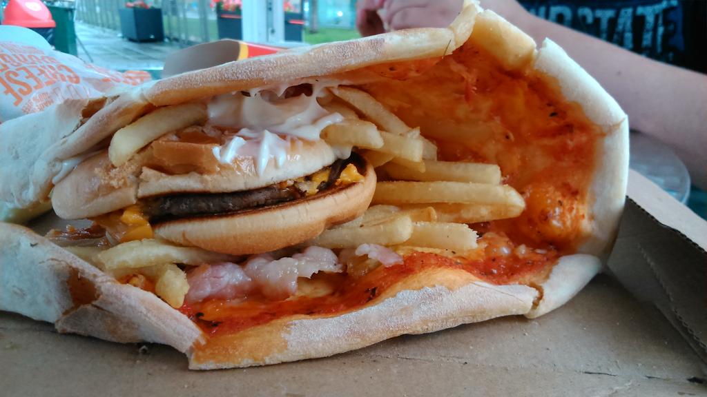 Chillsmoker Eating Bacon Pizza With Pommes And A Cheeseburgare In It Munchies Http T Co Grxnrybrql