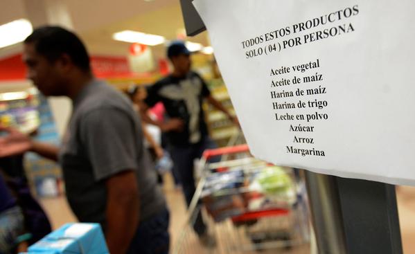 CEDICE's tweet photo. #Opinión El "bachaqueo": una forma de discriminación social, por @LuisAHerreraO http://t.co/dZ6zDhD4uS http://t.co/JIpwcqIr1d