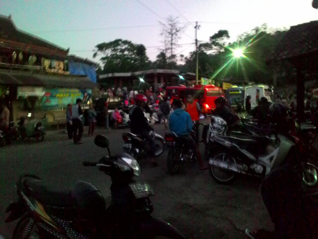 Suasana prepegan atau 1 hari sebelum lebaran di pasar plono.