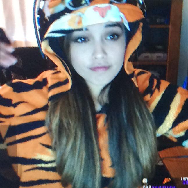 Watch RAE's leaked NSFW photo on TwXstars