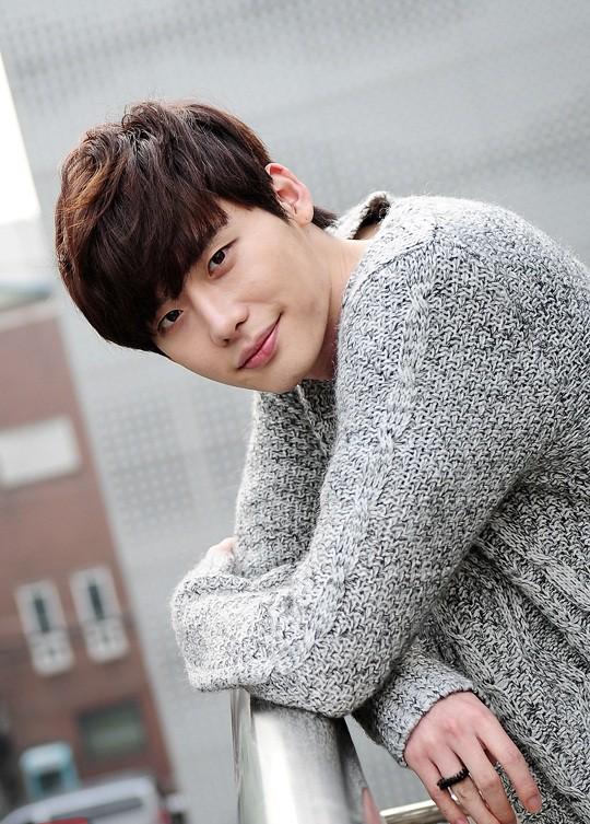KDramaStars's tweet photo. Is Lee Jong Suk Considering Another K-Drama Role? http://t.co/r4bRbEYeh9 http://t.co/bebpR3min4