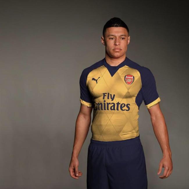 my_supersoccer's tweet photo. Jersey away baru Arsenal ini diluncurin mendekati lebaran. Makanya ada motif ketupat-nya gitu http://t.co/jarlU8zZB0 http://t.co/zWk8rZ1bbW